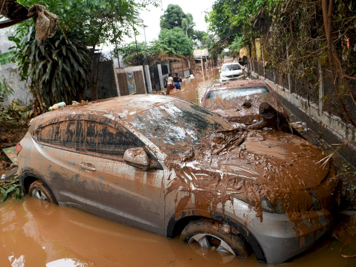 5 Cara Membersihkan Mobil Kotor Terendam Banjir