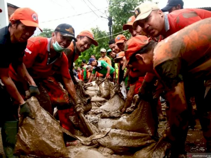 Bersihkan Lumpur Sisa Banjir, Warga Rawajati Bentuk 'Rantai Manusia'
