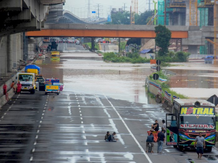 Terungkap, Banjir di Tol Japek Disebabkan Proyek Kereta Cepat!