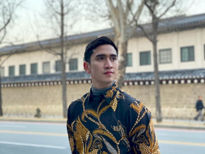 Cinta Indonesia, Verrell Bramasta Pakai Batik saat Liburan di Korea