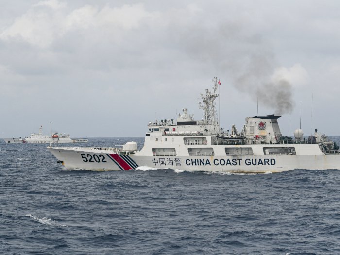 FOTO: Begini Penampakan Kapal Coast Guard Tiongkok di ZEE Indonesia