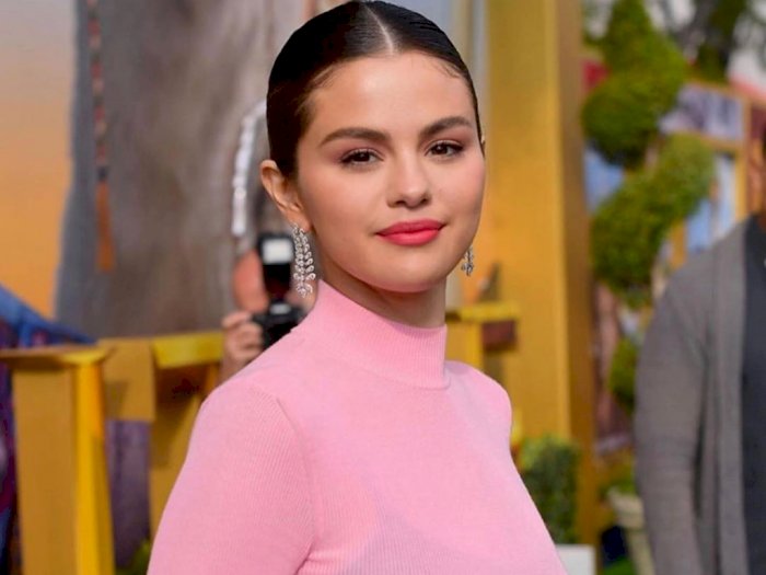 Cantiknya Selena Gomez Berbalut Busana Pink Hitam di Premier Dolittle