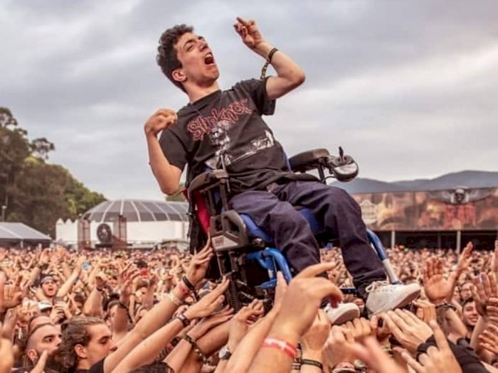 Momen Haru Penyandang Disabilitas Diarak Penonton Saat Konser Metal