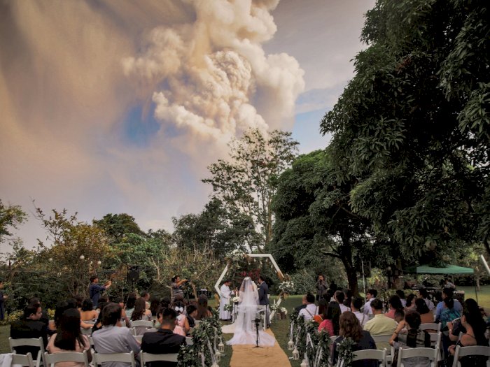 FOTO: Pasangan Ini Tetap Menikah saat Gunung Taal Erupsi