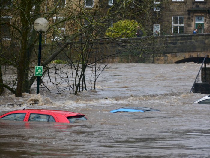 Pasca Terendam Banjir, Oli dan Cairan Mobil Haruskah Diganti?