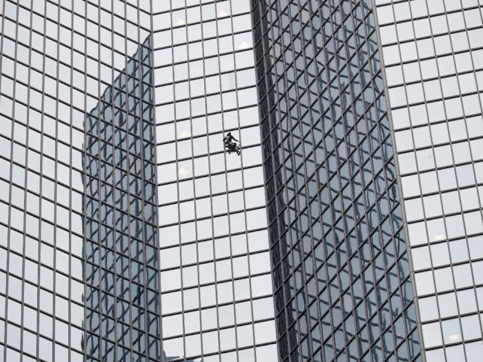 FOTO: Aksi Nekat Spiderman Perancis Panjat Gedung 48 Lantai