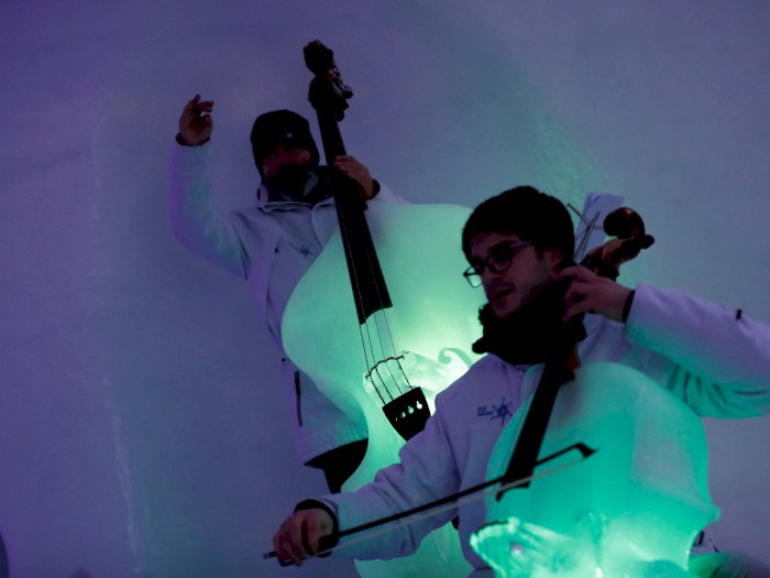 FOTO: Aksi Sejumlah Musisi yang Bermain Alat Musik dari Es