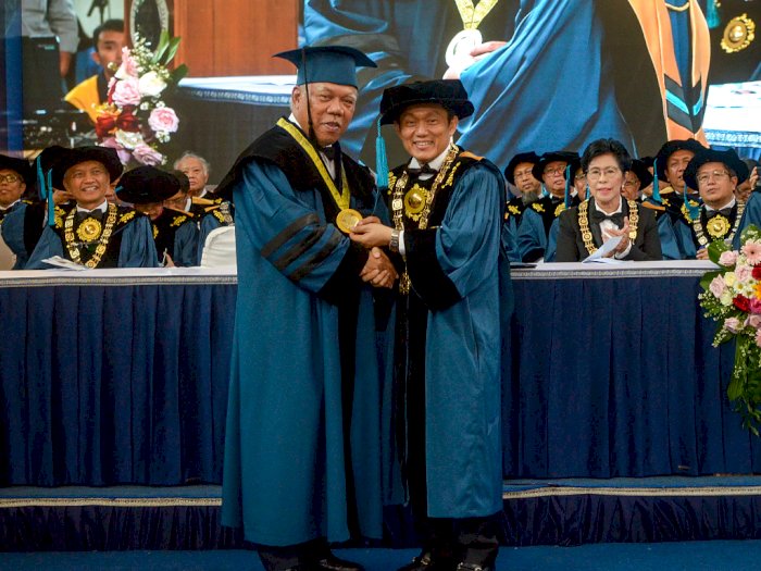 Menteri Basuki Hadimuljono Dianugerahi Gelar Doktor Kehormatan di ITB