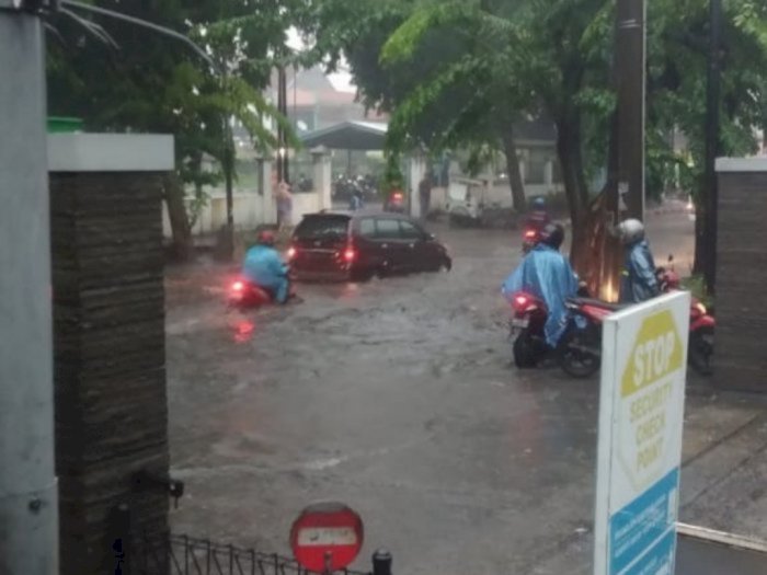 Satire Banjir Surabaya, Denny Siregar : Bu Risma Langgar Sunatullah