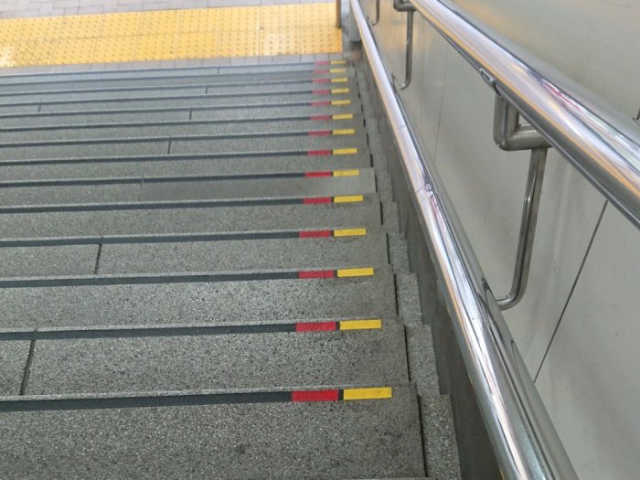 Ternyata Ini Arti Garis Merah & Kuning di Fasilitas Umum di Jepang