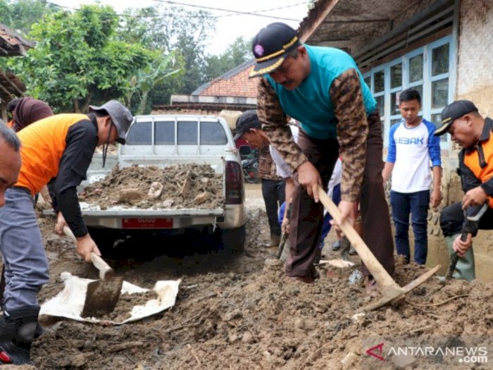 Pramuka Gotong Royong Bersihkan Puing Banjir di Lebak