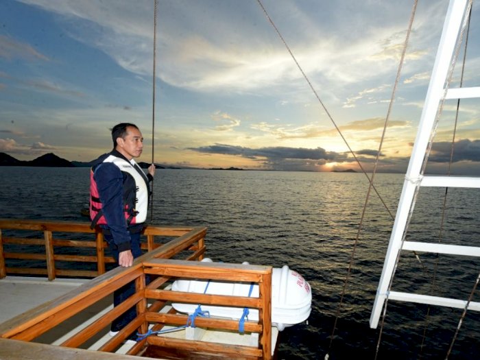 FOTO: Momen Jokowi Naik Kapal Pinisi di Labuan Bajo