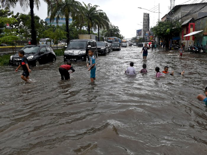 FOTO: Hujan Deras, Jalan Gunung Sahari Tergenang Air
