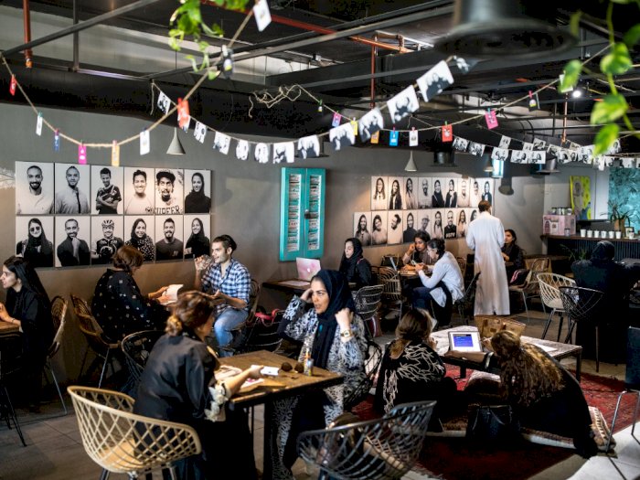 Pria & Wanita di Arab Kini Dibolehkan Nongkrong dalam Satu Kedai Kopi