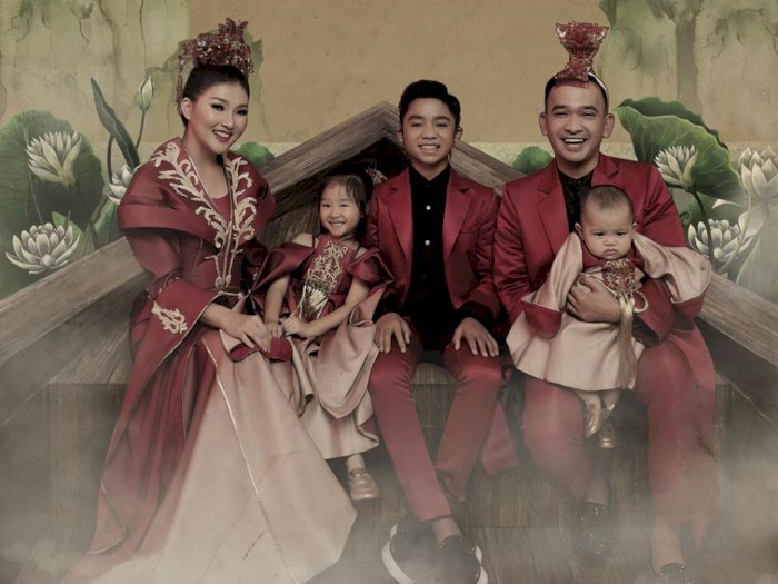 Potret Keluarga Ruben Onsu dan Sarwendah dalam Suasana Imlek 2020