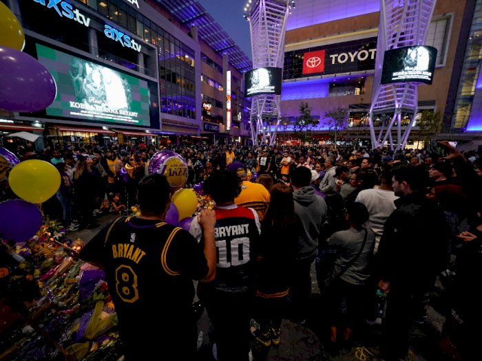 Penggemar Kobe Bryant Belum Mau Beranjak dari Staples Center 