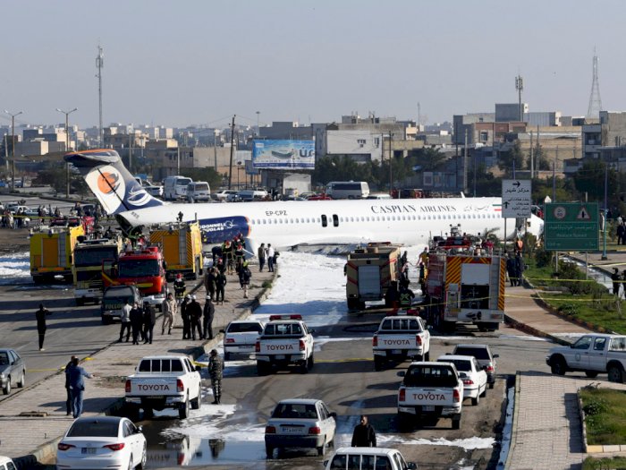 FOTO: Pesawat Ini Tergelincir dan Masuk ke Jalan Raya 