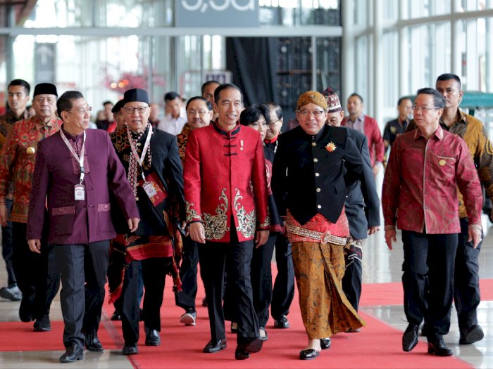 Jokowi Kenakan Cheongsam Saat Hadir di Perayaan Imlek Nasional