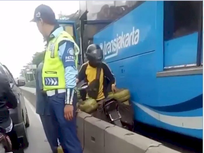 Waduh, Pria Ini Membawa Gas Elpiji 3 Kg dan Menjepit Bus TransJakarta