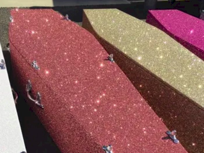 Peti Mati Glitter, Dijual Bagi yang Ingin Tetap Berkilau di Pemakaman