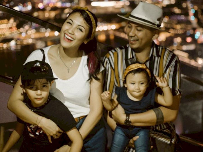 Intip Kekompakan Keluarga Ryan Delon dan Sharena Liburan ke Singapura