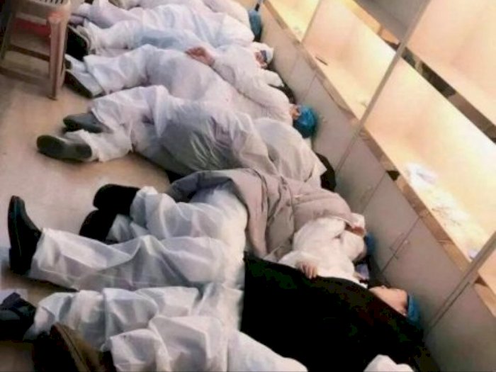 Dokter di Tiongkok Tidur di Lantai RS Akibat Kelelahan Tangani Pasien