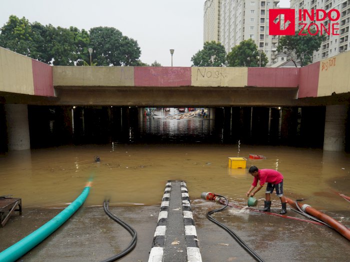 FOTO: Underpass Kemayoran Masih Terendam Banjir 
