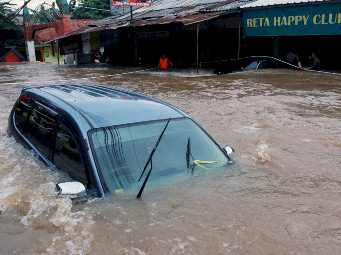 Asuransi Tak Menjamin Kendaraan yang Nekat Terobos Banjir