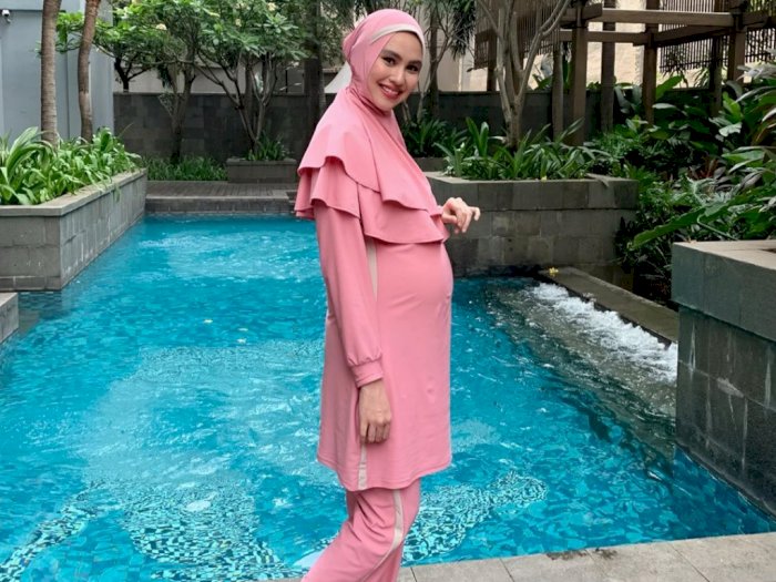 Inilah Potret Para Selebriti dengan Outfit Baju Renang Muslimah
