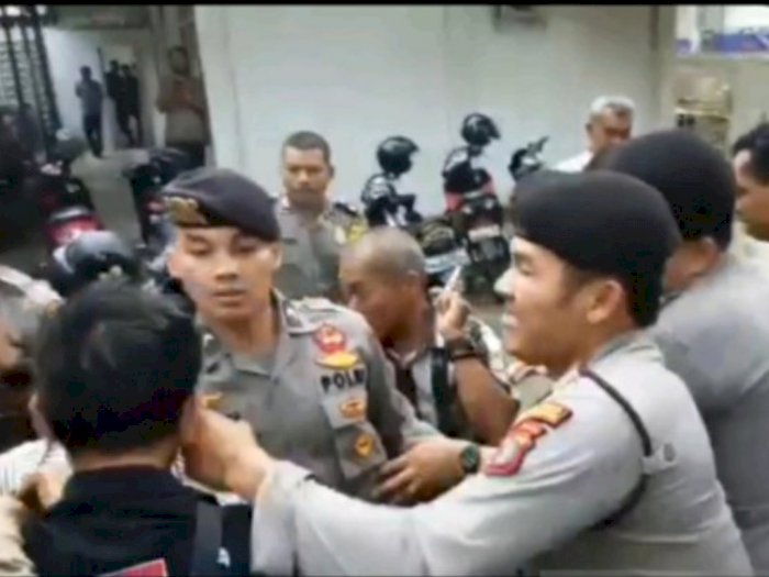 Unjuk Rasa di Depan Kantor DPRD Padangsidimpuan Ricuh