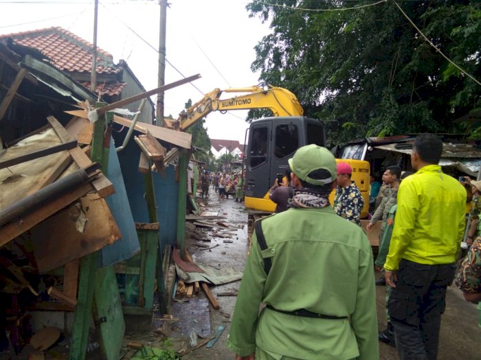 Aparat Gabungan Bongkar Puluhan Bangunan Liar di Bekasi