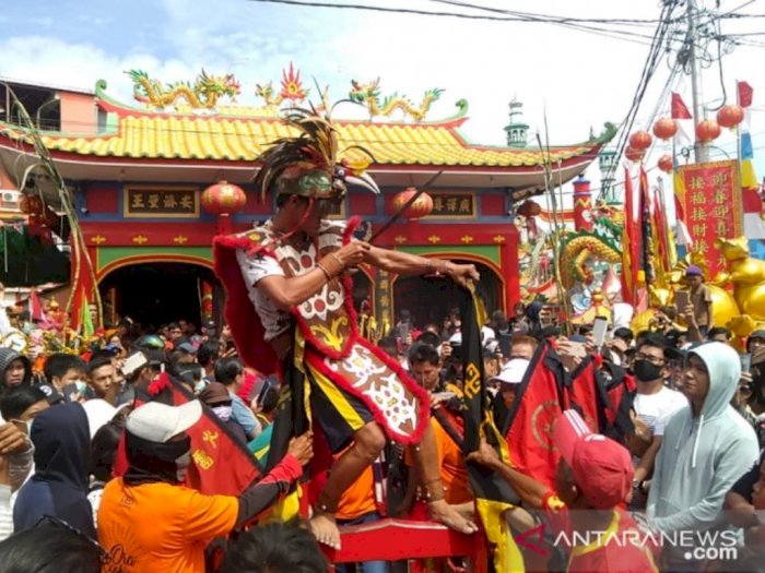 Cap Go Meh di Singkawang, Ratusan Tatung Ikuti Ritual Cuci Jalan