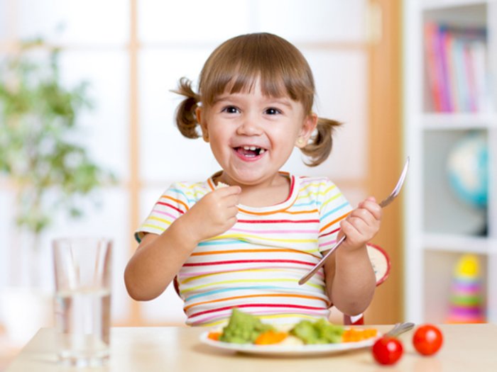 Sejak Usia Berapa Anak Bisa Makan Sendiri?