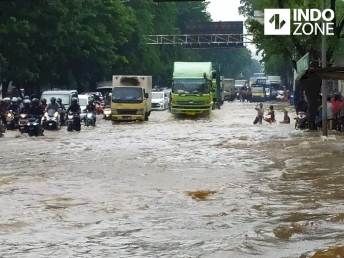 Jalan Perintis Kemerdekaan Banjir, Pemotor Nekat Lawan Arah di Busway