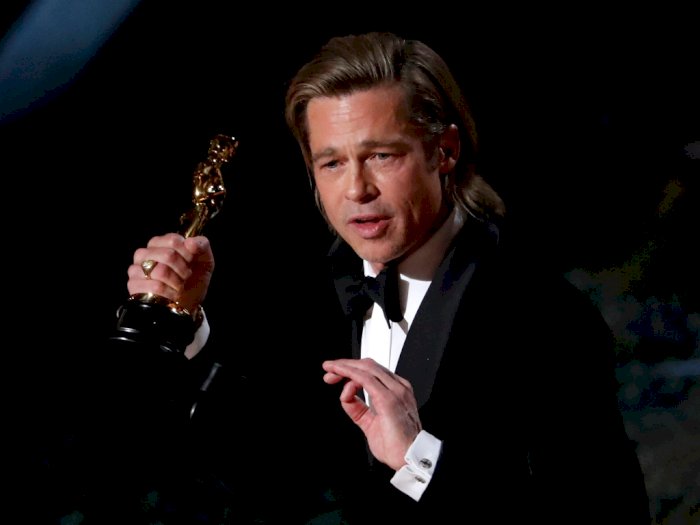 Untuk Pertama Kalinya, Brad Pitt Bawa Pulang Piala Oscar 