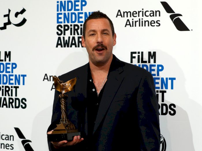 Adam Sandler, Aktor Terbaik Spirit Awards Sindir Ajang Oscar