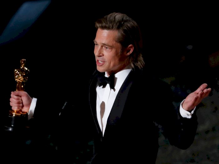 Brad Pitt Berhasil Bawa Pulang Piala Oscar