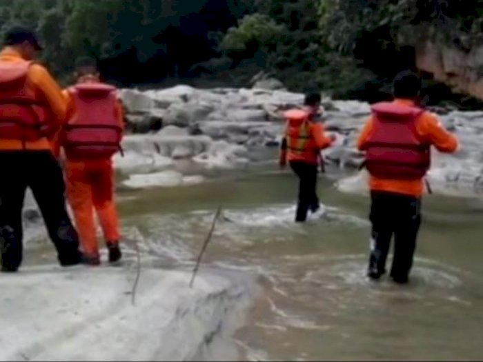 Tim SAR Mencari Dua Remaja yang Hanyut di Sungai Silau