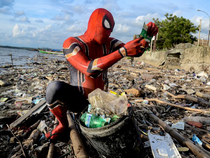 Berkostum Spiderman dan Bersihkan Sampah, Aksinya Disorot Media Asing