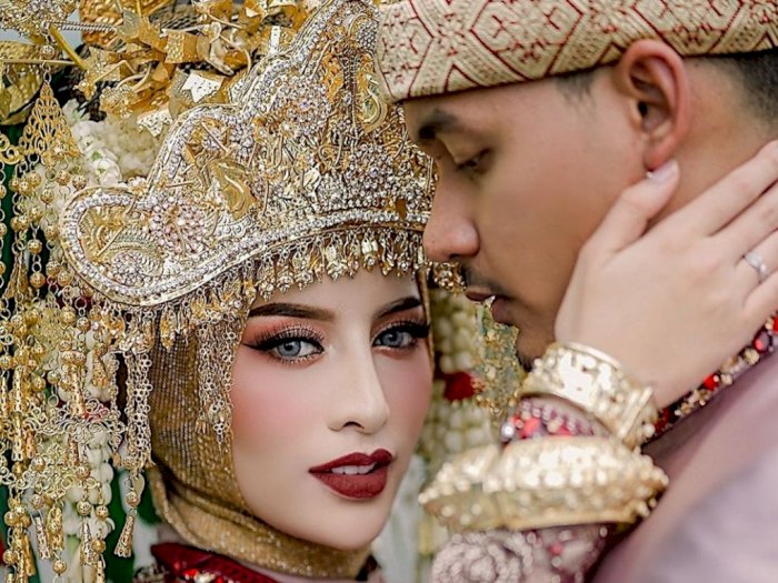 7 Potret Pernikahan Megah Aghnia Punjabi Pakai Adat Palembang