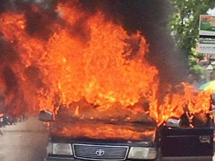 Viral, Mobil Terbakar di Padang Bulan, Mari Kita Kenali Penyebabnya!