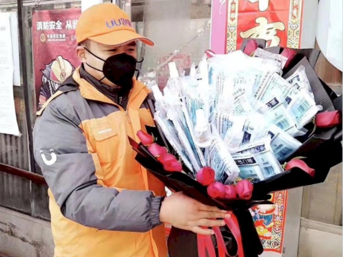 Prihatin, Hong Kong Rayakan Valentine Pakai Buket Masker
