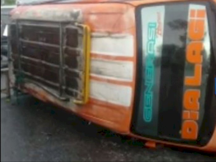 Angkot Simarjarunjung Kecelakaan di Jalan DI Panjaitan Pematangsiantar