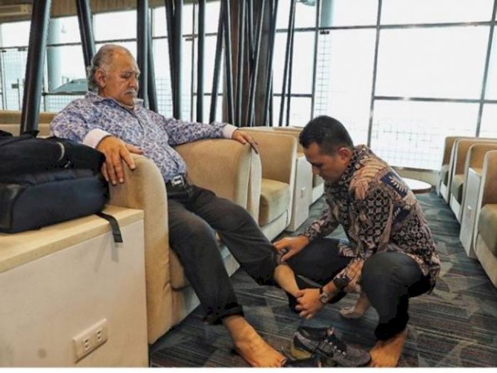Pakaikan Sepatu untuk Ayahnya, Wagubsu Tuai Pujian dari Netizen