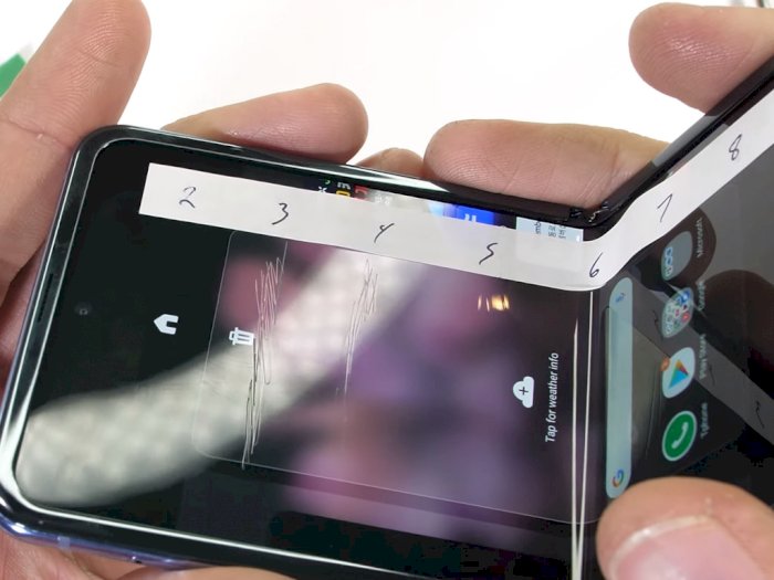 JerryRigEverything Ungkap Layar Samsung Galaxy Z Flip Bukanlah Kaca!