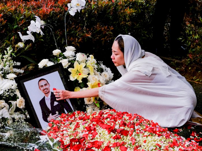 FOTO: Suasana Haru Iringi Pemakaman Ashraf Sinclair 