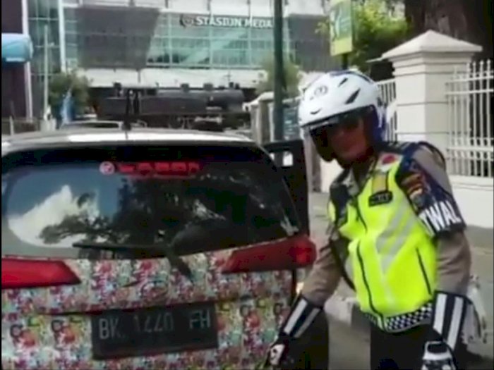 Polisi Tilang Mobil Knalpot Blong di Sekitar Lapangan  Merdeka