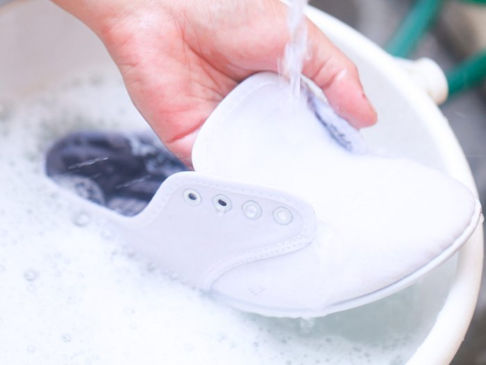 Mencuci Sepatu dengan Sikat Pakaian, Benar atau Salah?