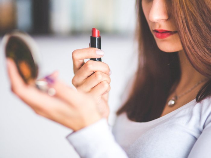 Lipstik Glossy vs Matte, Kamu Pilih yang Mana?