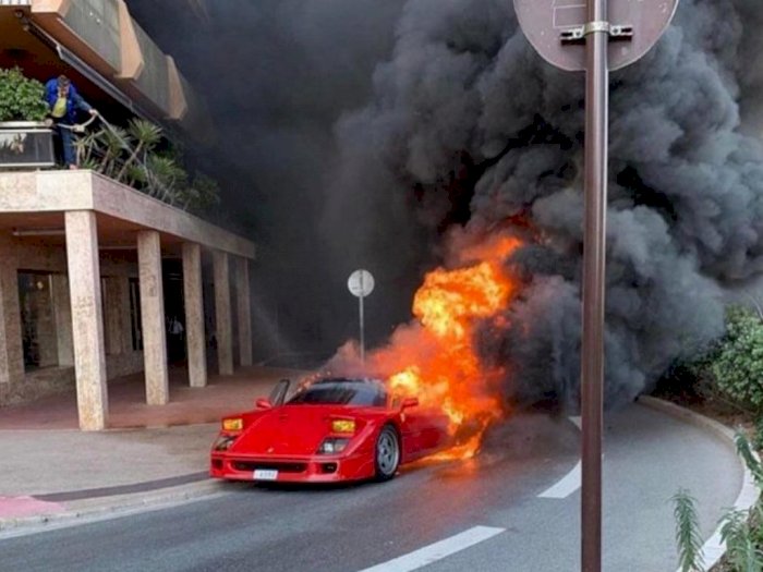 Ferrari Terbakar, Warga Semprot dengan Selang